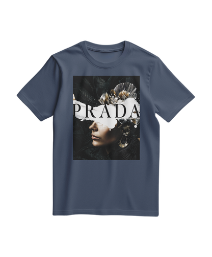 Camalestore T-shirt Shadow Muse azul escuro com design artístico, feito de algodão confortável, para um visual casual e moderno.