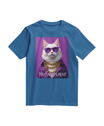 T-shirt Camalestore Glamour Cat de cor azul royal com design de gato, colocada de lado sobre fundo branco