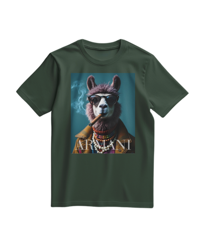 Camiseta Dapper Llama da Camalestore em verde floresta, com design de lhamas estilizadas e detalhes modernos.