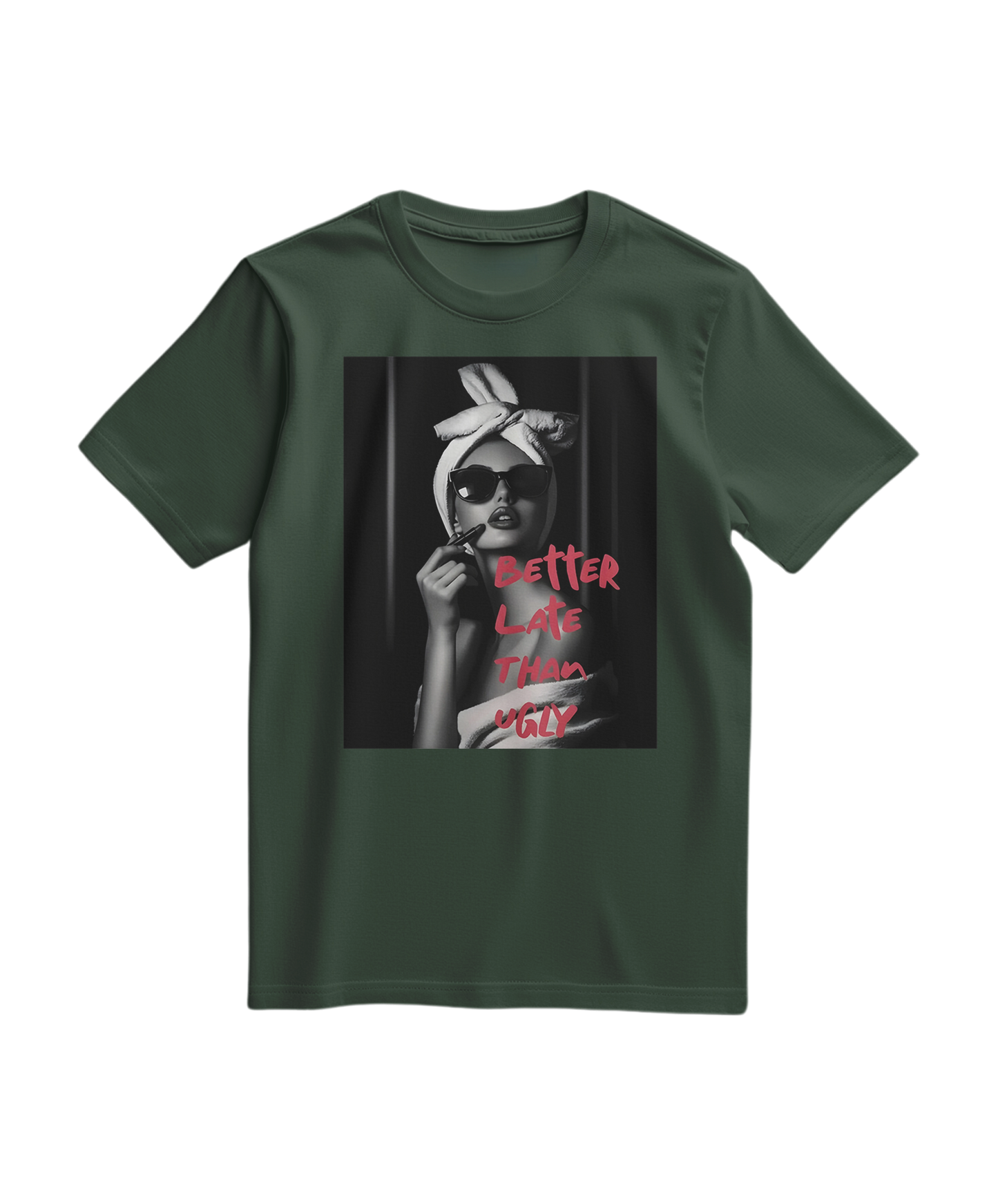 Camiseta Ugly Chic Statement da Camalestore em verde floresta, com design gráfico na frente, estilo casual e moderno.