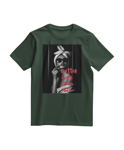 Camiseta Ugly Chic Statement da Camalestore em verde floresta, com design gráfico na frente, estilo casual e moderno.