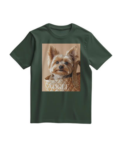 T-shirt verde floresta da Camalestore com estampa de Yorkie, tecido confortável e detalhes visíveis na imagem.