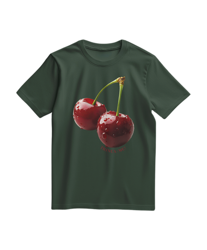 Camalestore camiseta verde floresta com estampa de cereja mordida, estilo casual e confortável, para uso diário.