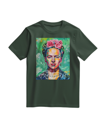 Camiseta verde floresta Kahlo Chromatic da Camalestore, com estampa colorida de Frida Kahlo na frente.