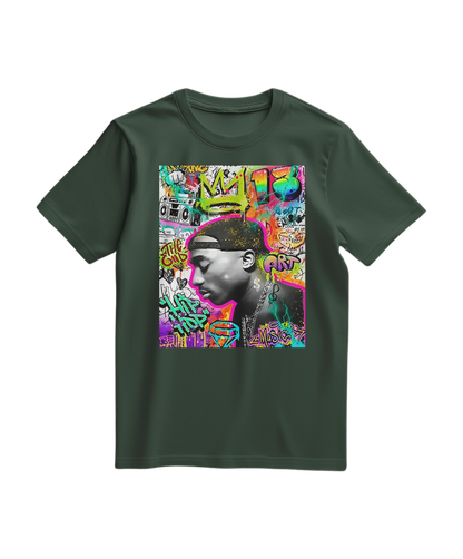 Camiseta verde com estampa de grafite e coroa, estilo casual da marca Camalestore, vista frontal em detalhe.