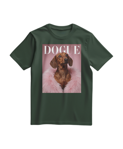 Camiseta verde floresta com estampa de Dachshund, feita pela Camalestore, vista de frente com detalhes visíveis na imagem.