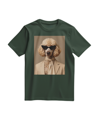 Camiseta T-shirt Poodle Tailor da Camalestore em verde floresta, com estampa de cachorro poodle, visível na imagem.