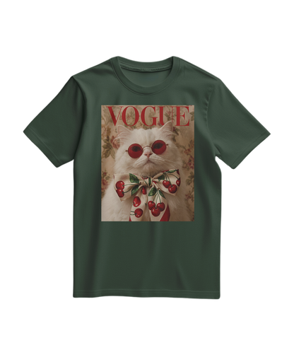 Camiseta Velvet Cherry da Camalestore, t-shirt verde floresta com estampa de cereja, tecido macio e confortável.