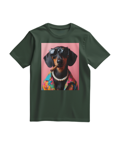 Camiseta verde floresta com estampa de dachshund fumando, camiseta casual da marca Camalestore, vista frontal.