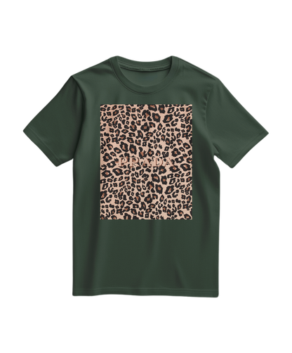 Camalestore camiseta de manga curta com estampa de leopardo blush, tecido confortável e design moderno.