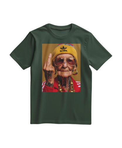 Camiseta verde floresta da marca Camalestore, modelo T-shirt Ta Mère, com estampa e detalhes visíveis na imagem.