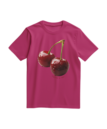 Camalestore camiseta T-shirt cherry bite me de cor fúcsia com estampa de cereja mordida e detalhes coloridos.