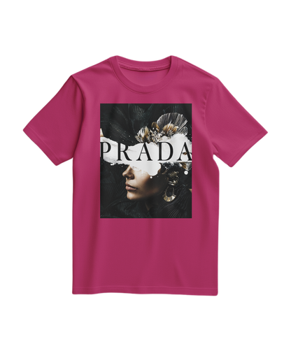 Camalestore T-shirt Shadow Muse fucsia com estampa desenhada, manga curta e tecido confortável.