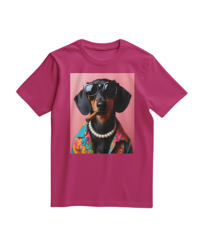 Camiseta Smoking Dachshund da Camalestore em cor fúcsia, mostrando o desenho de um cachorro dachshund com cigarro na boca.