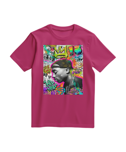 Camalestore camiseta graffiti com coroa em tom fúcsia, estilo urbano e visual vibrante, vista frontal na imagem.