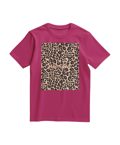 Camalestore camiseta Leopard Blush de manga curta, estampa de leopardo em tom blush, tecido confortável e casual.
