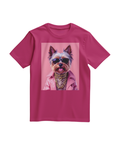 Camalestore camiseta fúcsia com estampa de um Yorkie Street Icon, tecido confortável e design moderno.