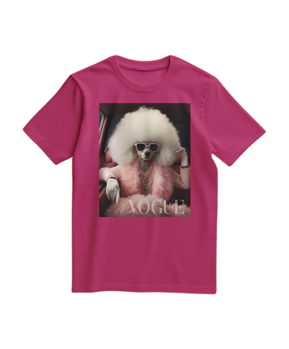 Camiseta Poodle Glam da Camalestore em tom fúcsia, com estampa de poodle estilizado, tecido confortável e design moderno.