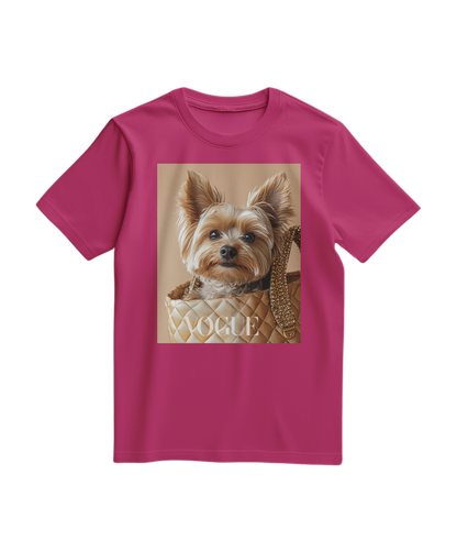 Camalestore T-shirt Yorkie Muse em cor fúcsia, com estampa do cão Yorkie, tecido confortável e design casual.