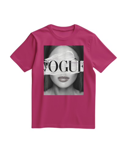 Camiseta V Eyes da Camalestore, t-shirt fúcsia com estampa de olhos na frente, tecido confortável e design moderno.
