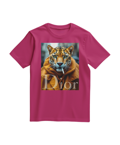 Camiseta T-shirt Jaguar Raw da Camalestore, em cor fuscia, com estampa de jaguar e detalhes visuais na frente.