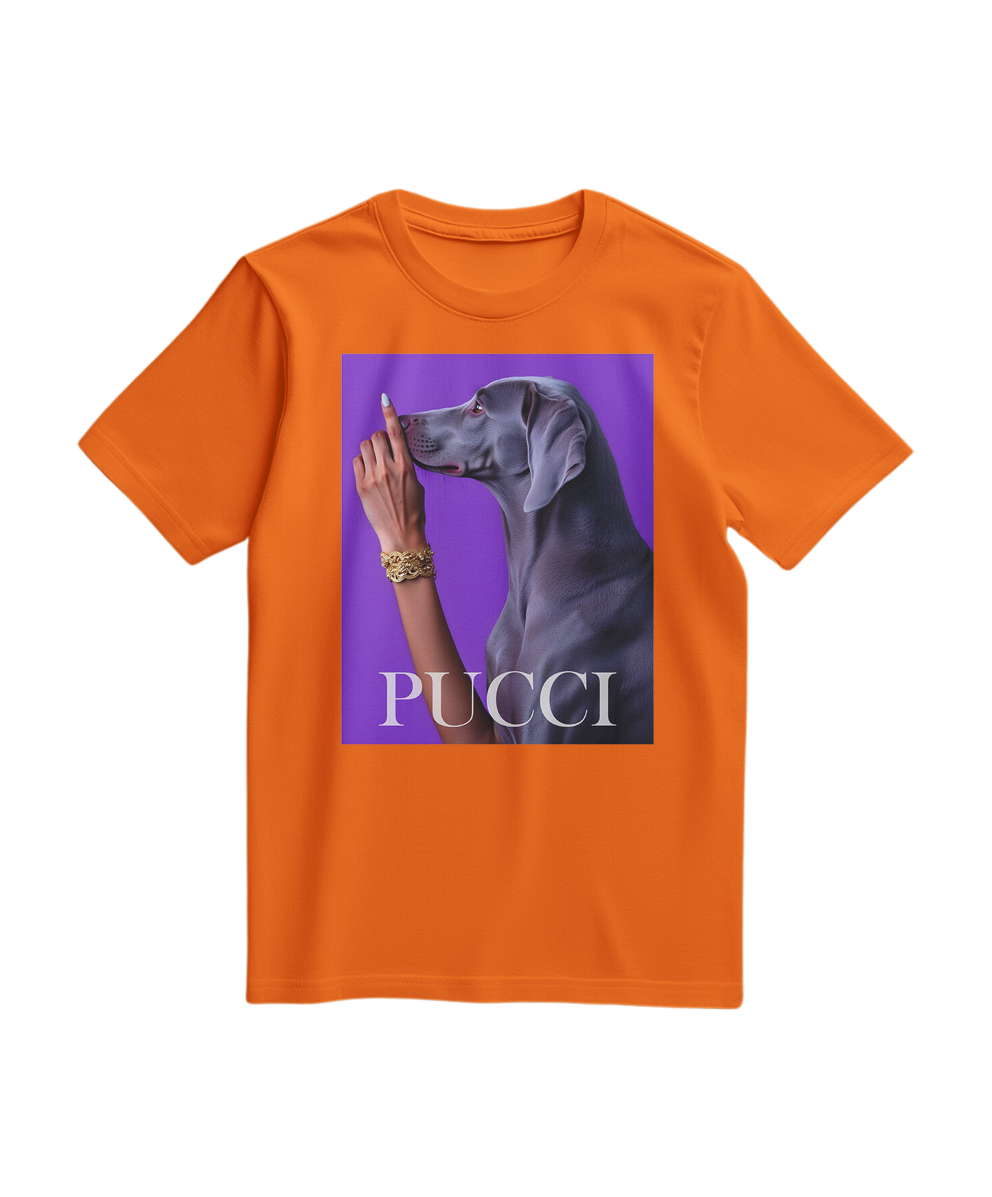Camiseta Pucci roxa da Camalestore, estilo casual, com detalhes coloridos e tecido confortável, vestida em modelo.