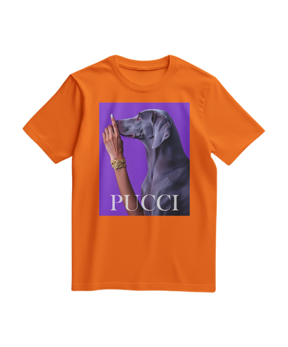 Camiseta Pucci roxa da Camalestore, estilo casual, com detalhes coloridos e tecido confortável, vestida em modelo.