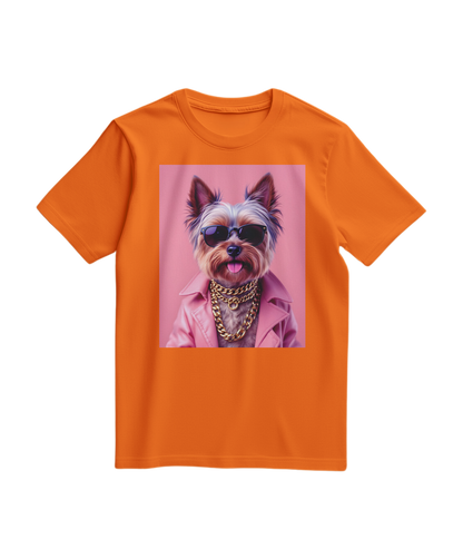 Camiseta laranja Camalestore com estampa de um yorkshire street icon, vista frontal, feita de algodão confortável.