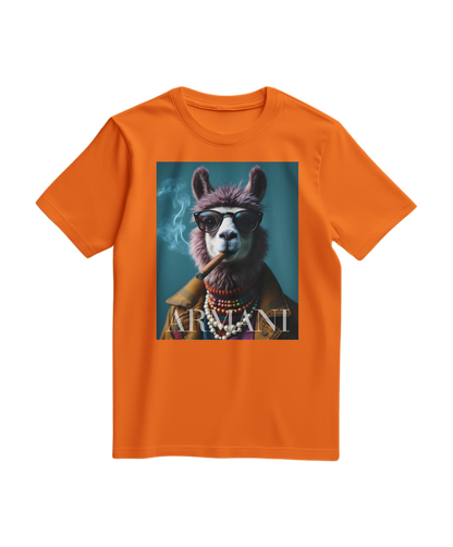 Camiseta laranja Dapper Llama da Camalestore, com estampa de lama e design casual, vista na imagem.
