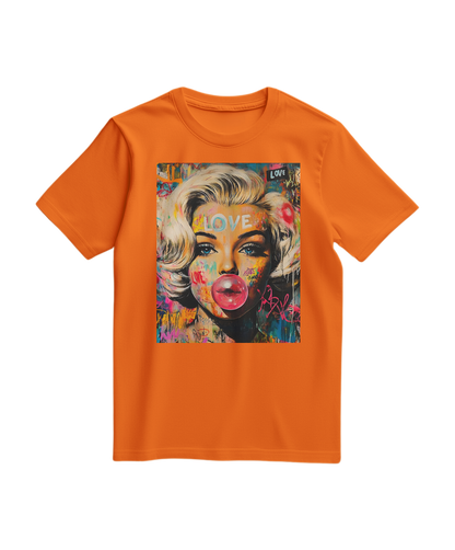 Camiseta Marilyn Pop Rebel da Camalestore em laranja, com estampa icônica de Marilyn Monroe na frente.