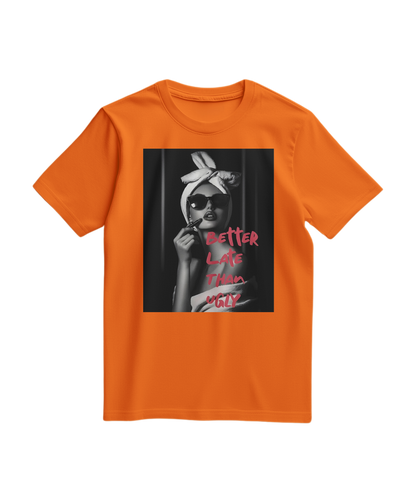 Camiseta laranja Ugly Chic Statement da Camalestore exibida de frente, com design estiloso e lettering marcante.