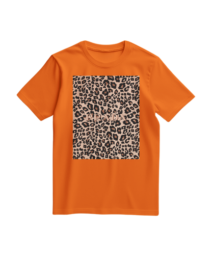 Camiseta T-shirt Leopard Blush da Camalestore com estampa de onça em tom rosado claro, modelo de manga curta e gola arredondada.