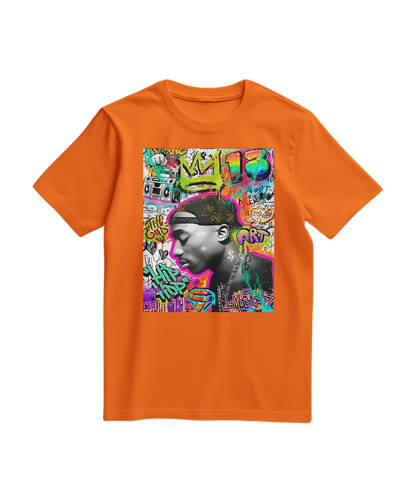 Camalestore camiseta laranja com estampa de grafite e coroa, vestida na modelo, mostrando o design na frente.