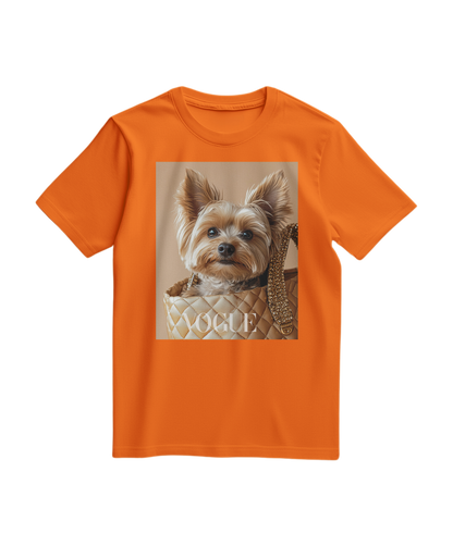 Camiseta laranja Yorkie Muse da Camalestore, com estampa de cachorro Yorkie, vista em um manequim.