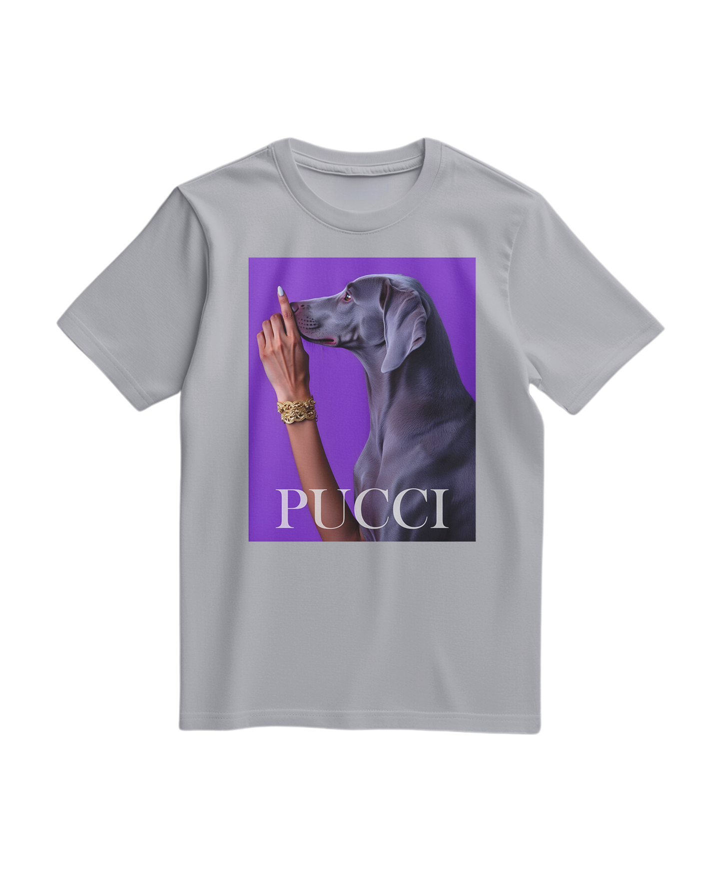 Camiseta Camalestore Pucci Violet de manga curta, tecido oxford cinza, detalhe de estampa colorida, estilo casual e moderno