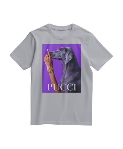 Camiseta Camalestore Pucci Violet de manga curta, tecido oxford cinza, detalhe de estampa colorida, estilo casual e moderno