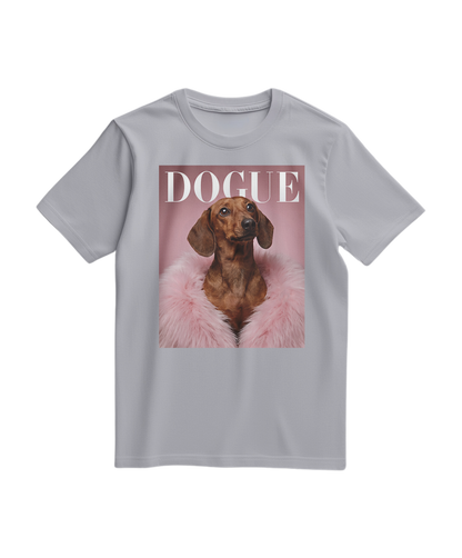 Camiseta cinza com estampa de Dachshund e a marca Camalestore, modelo T-shirt Oxford em fundo neutro.