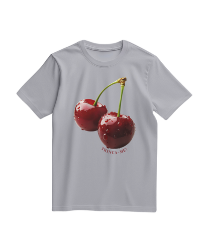 Camiseta cinza com estampa de cereja mordida, estilo casual da Camalestore, vista frontal em fundo neutro.