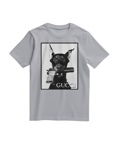 Camiseta cinza estilo Oxford com estampa de cachorro Amunition, feita pela Camalestore, vista frontal em close-up