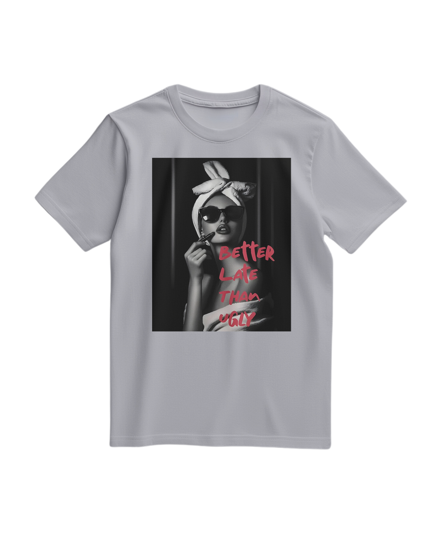 Camiseta cinza Ugly Chic Statement da Camalestore, com design ousado e estilo casual, vista em pessoa.