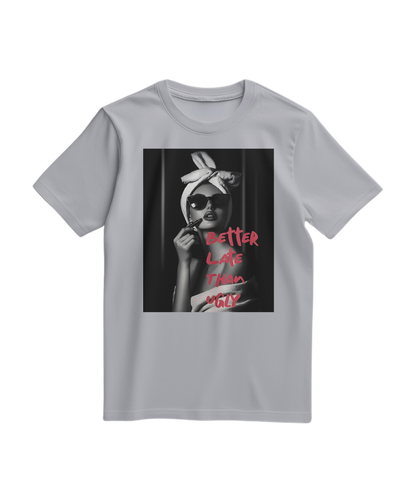 Camiseta cinza Ugly Chic Statement da Camalestore, com design ousado e estilo casual, vista em pessoa.