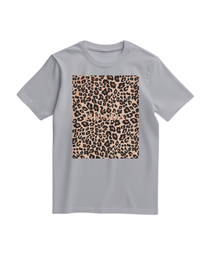 Camalestore T-shirt Leopard Blush de manga curta, tecido macio com estampa de leopardo em tom blush, para looks casuais e estilosos.