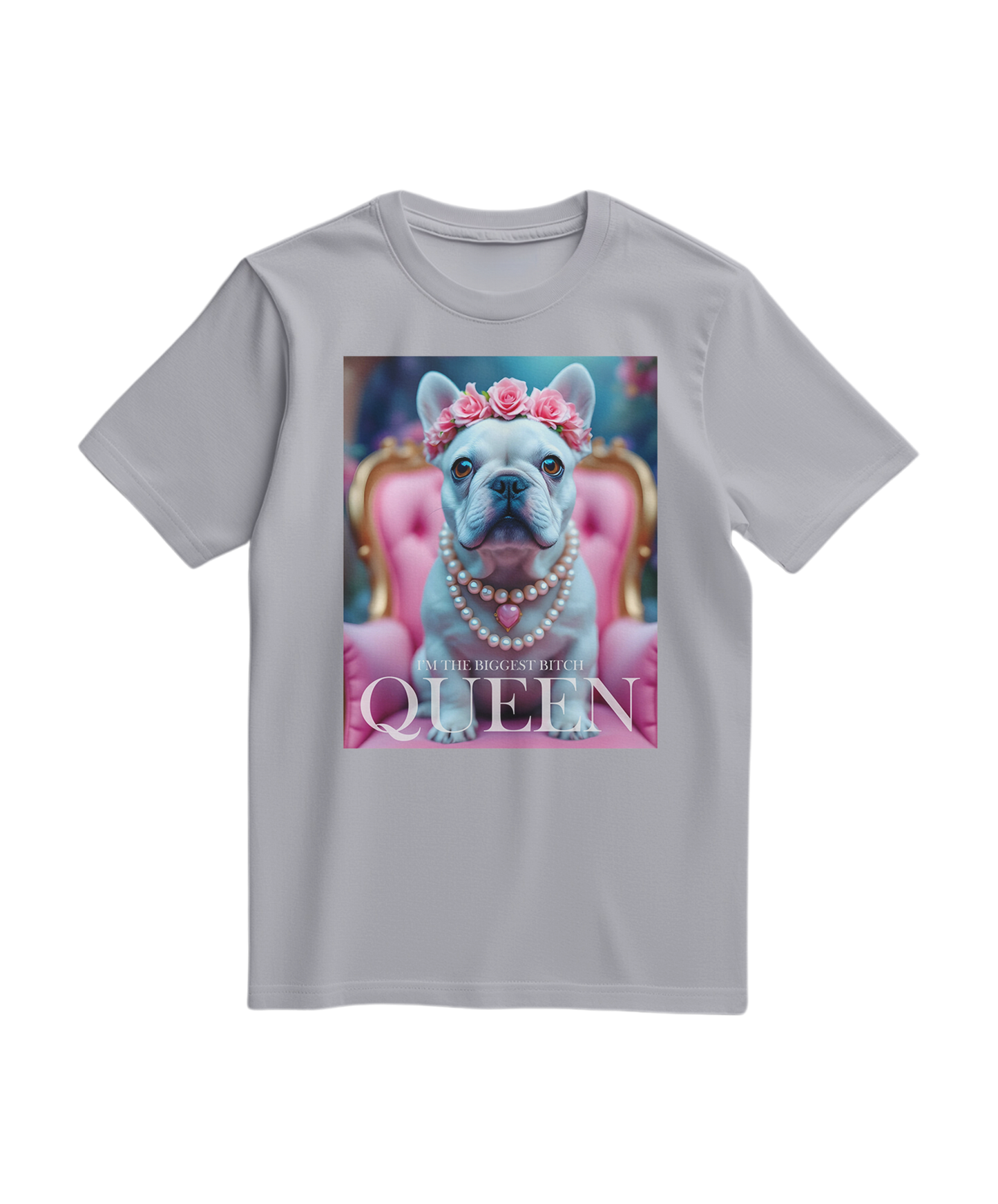 Camiseta cinza com estampa de um francês Bulldog e a frase Queen, feita pela Camalestore, vista frontal em detalhe.