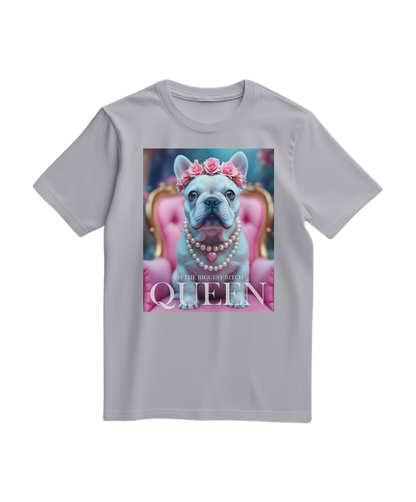 Camiseta cinza com estampa de um francês Bulldog e a frase Queen, feita pela Camalestore, vista frontal em detalhe.