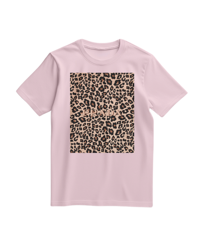 Camiseta Leopard Blush da Camalestore, t-shirt rosa claro com estampa de leopardo, modelo casual e confortável.