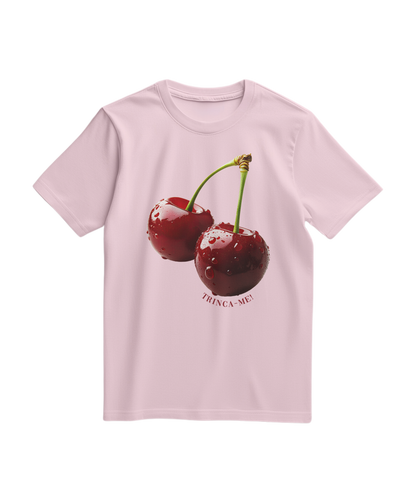 Camiseta rosa claro Cherry Bite Me da Camalestore, com estampa de cereja mordida, vista frontal na imagem.