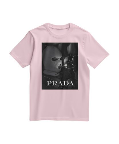 Camiseta Urban Rebel da Camalestore em rosa claro, com design moderno, exibida em close-up sobre fundo neutro.