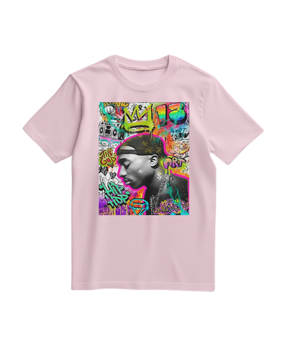 Camiseta rosa claro com estampa de graffiti e coroa, produto da marca Camalestore, vista frontal.