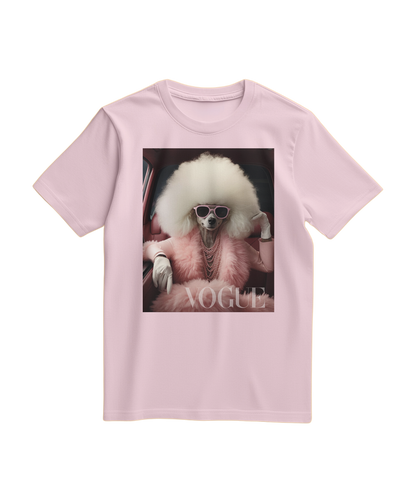 Camiseta Poodle Glam da Camalestore, camiseta rosa claro com estampa de poodle elegante, modelo de manga curta, vista frontal.