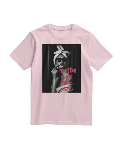 Camiseta Ugly Chic Statement da Camalestore em rosa pálido, com design estiloso e detalhes modernos visíveis na imagem